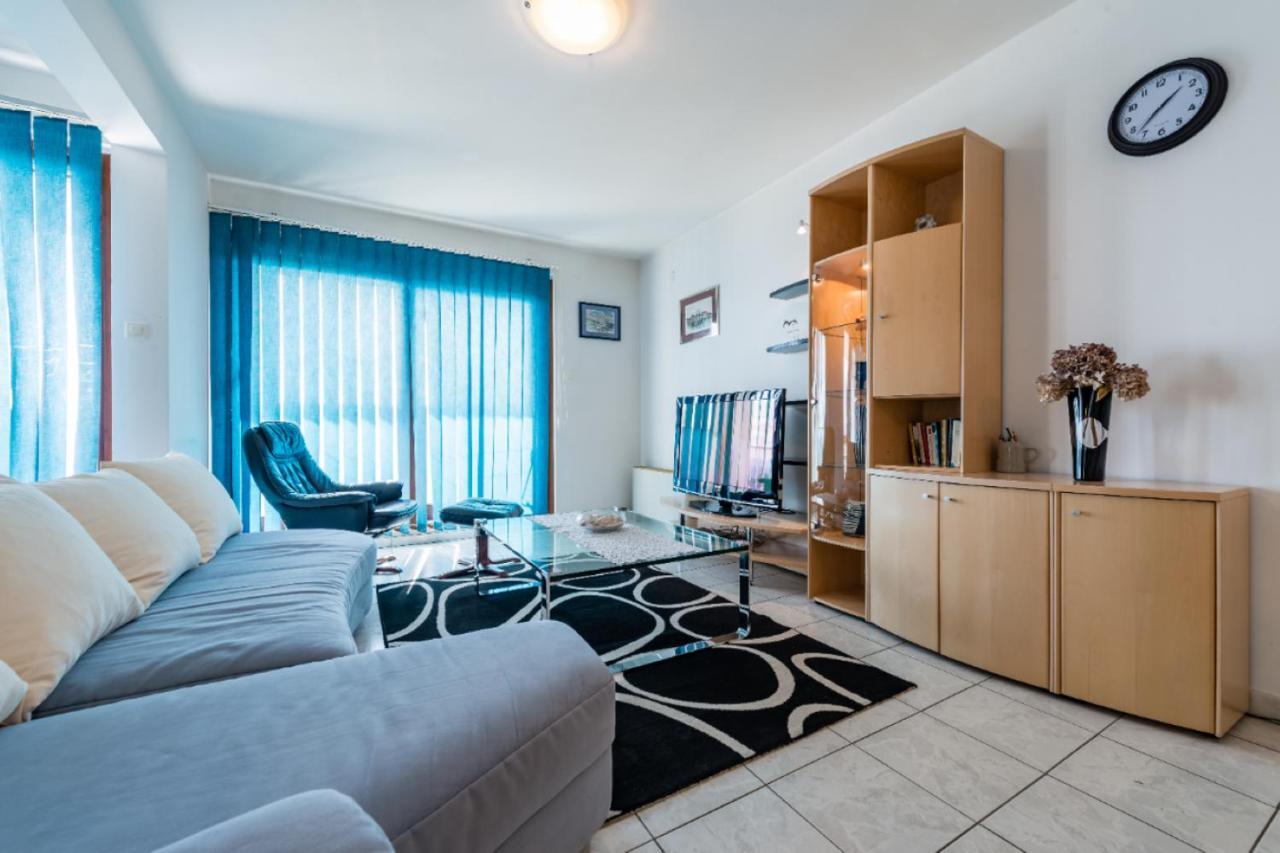 Sea View Apartment Reno W/Garage Split Bagian luar foto