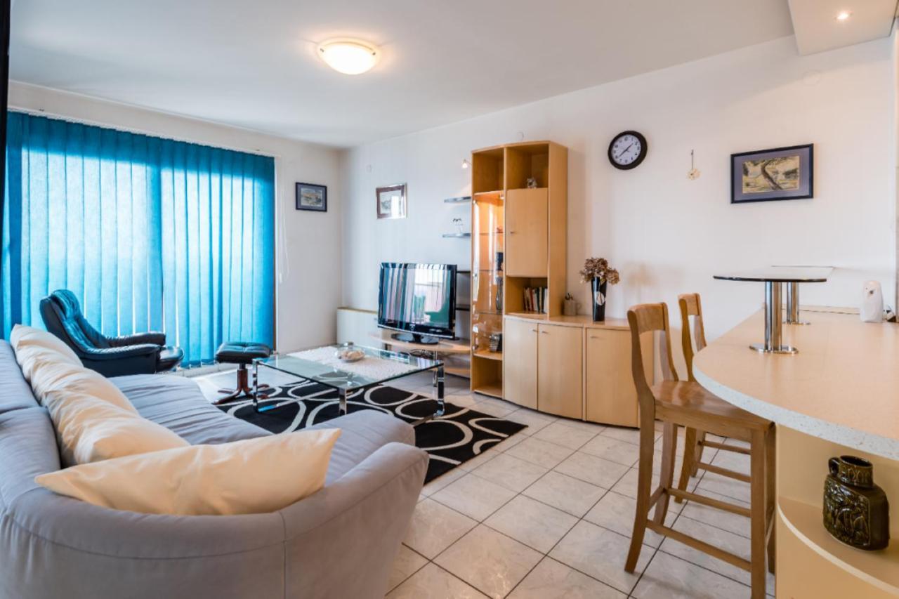 Sea View Apartment Reno W/Garage Split Bagian luar foto