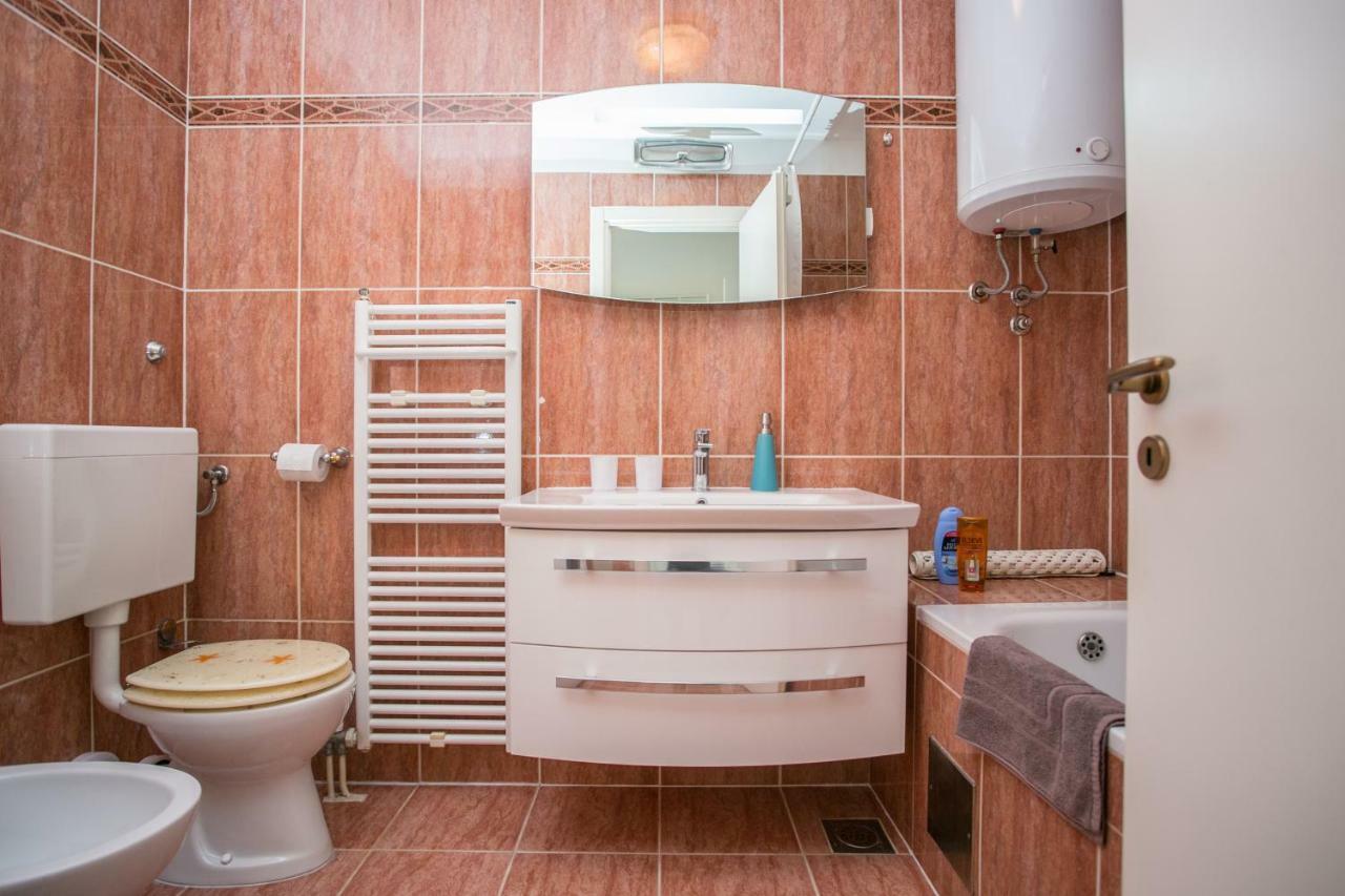 Sea View Apartment Reno W/Garage Split Bagian luar foto