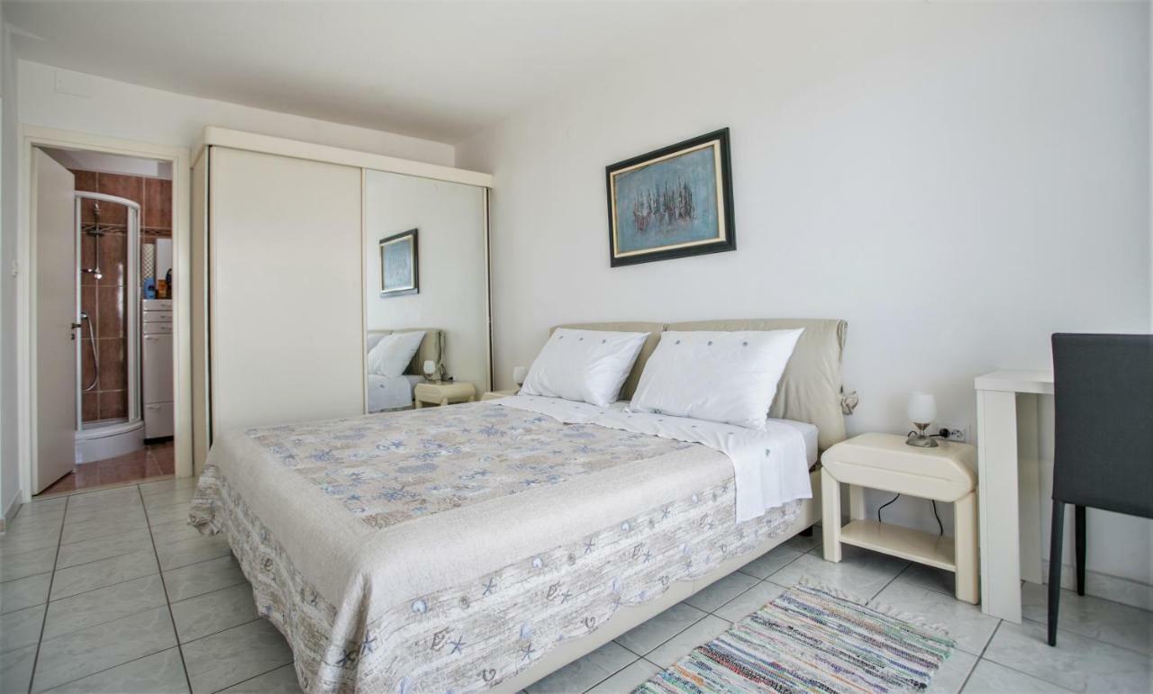 Sea View Apartment Reno W/Garage Split Bagian luar foto